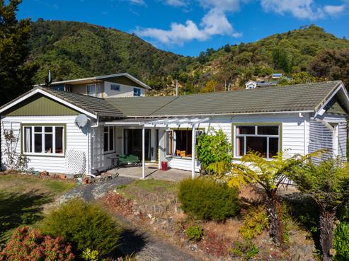 8 Taranaki Street, Picton