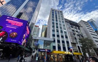 OWN FLOOR ON QUEEN STREET
