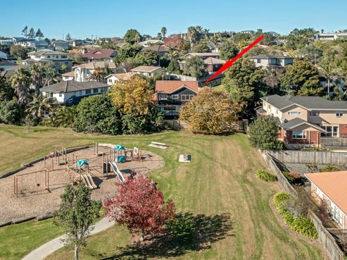 15 Margaret Henry Crescent, Oteha