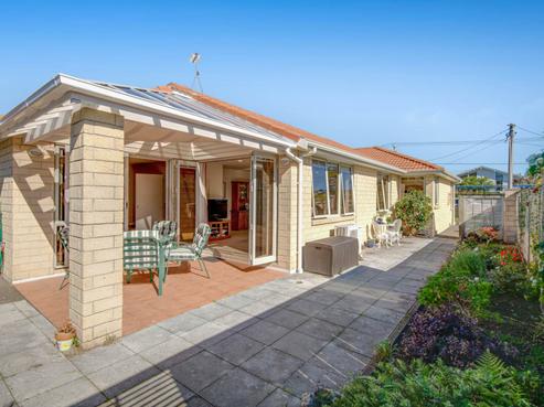 1/169 Centreway Road, Orewa
