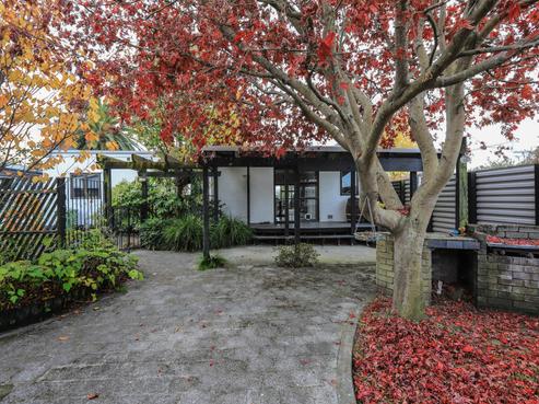 301 Leo Street, Akina