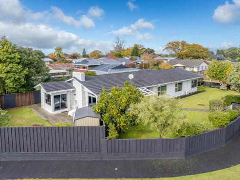 2 Clements Crescent, Queenwood