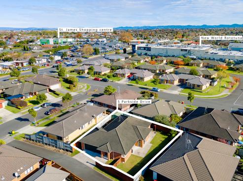 5 Parkside Drive, Huntington