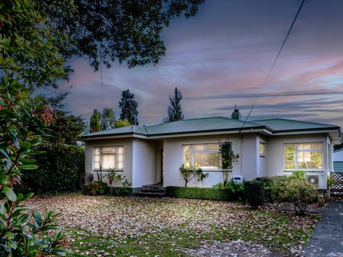971 Riverslea Road South, Longlands