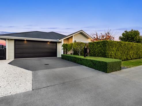 15 Walnut Road, Riverhead