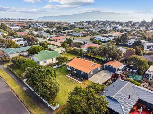 12 Hicks Crescent, Waikanae Beach