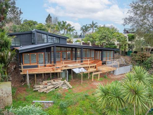 1027 River Road, Queenwood