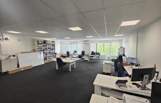Very tidy, open plan office