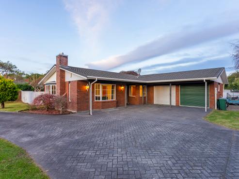 16 Rosebank Grove, Waikanae