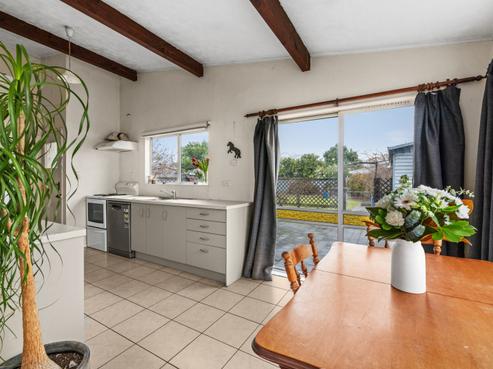 8 Jeffares Place, Taradale