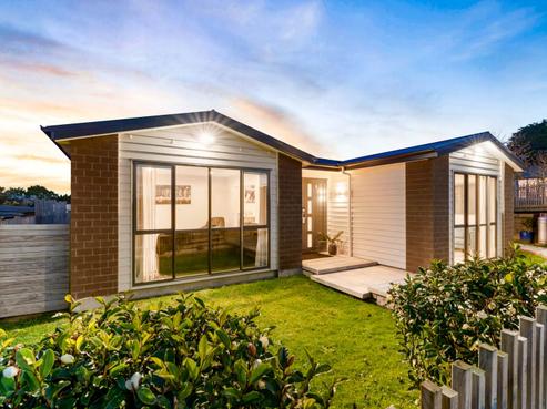 12B Crows Road, Swanson