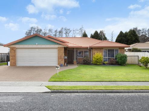 5 Reynolds Drive, Glenview