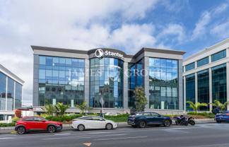 BRIGHT NEWMARKET OFFICE WITH CLASSY KITCHEN