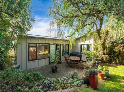 2 Earle Place, Acacia Bay