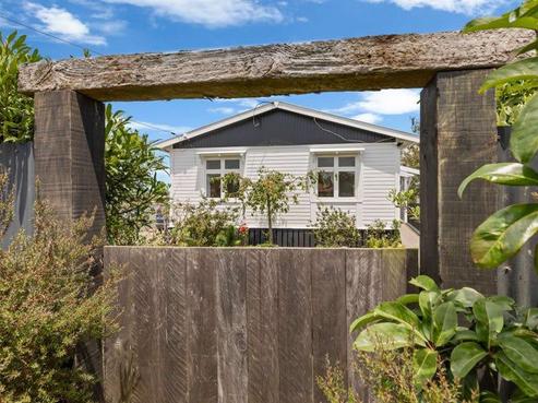 2 Ngahina Street, Marton
