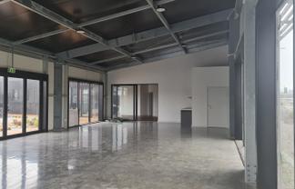Prime Commercial Space: Ideal Location & Potential