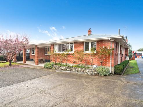 300 High Street South, Carterton