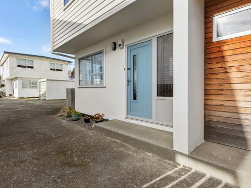 2/115 Queens Drive, Lyall Bay