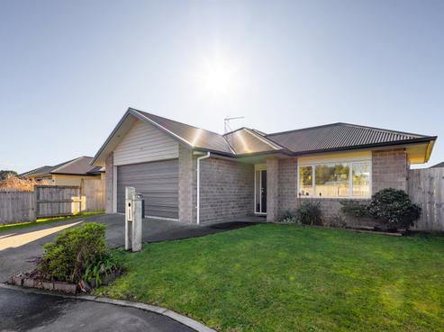 8 Hatfield Way, Huntington