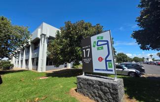 LARGE LAMBIE DRIVE OFFICE
