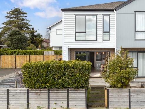 1/1A Royal View Road, Te Atatu South