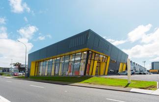 WELL LOCATED 961M² INDUSTRIAL SHOWROOM
