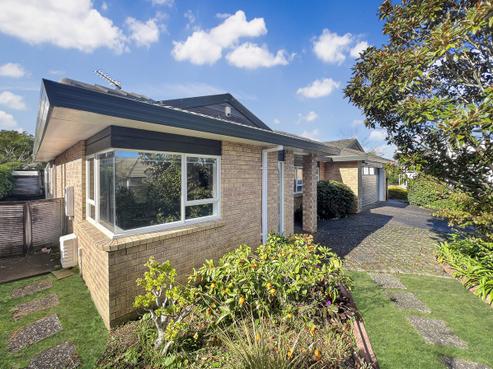 12 Stewart Gibson Place, Manurewa
