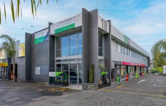 MODERN OFFICE SPACE WITH HIGH VISIBILITY
