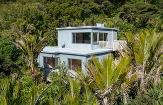 19 Rayner Road, Piha