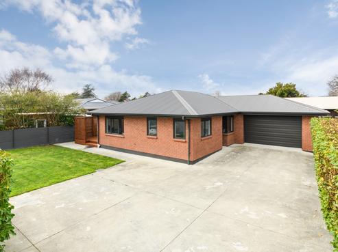 702 Pioneer Highway, Takaro