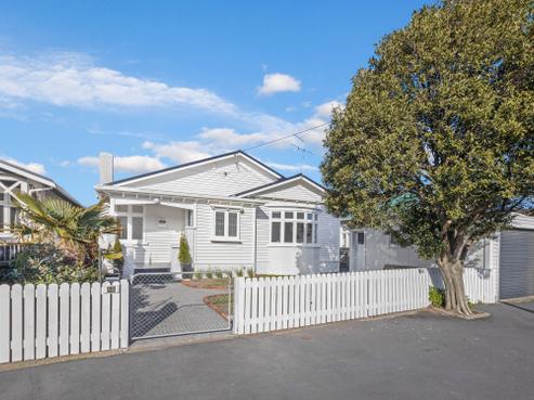 52 Puru Crescent, Lyall Bay