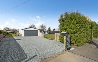 319 High Street South, Carterton