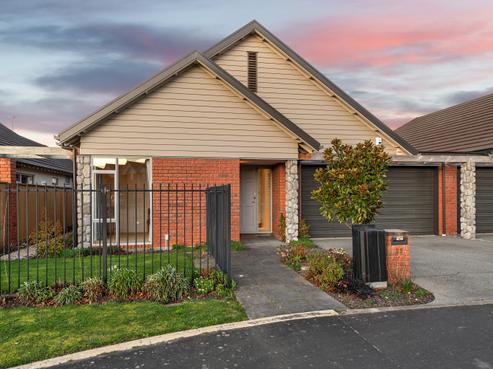 35 Henley Green, Northwood
