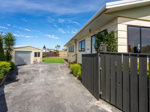 11 Simcox Street, Otaki Beach
