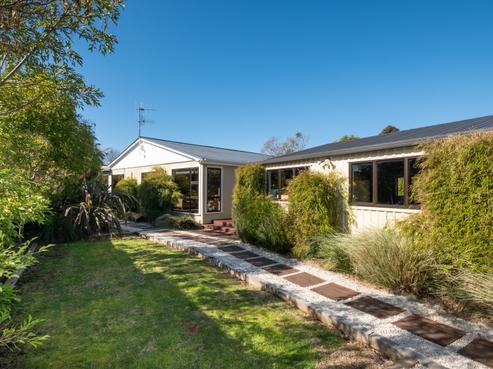 910 Churchill Street, Akina