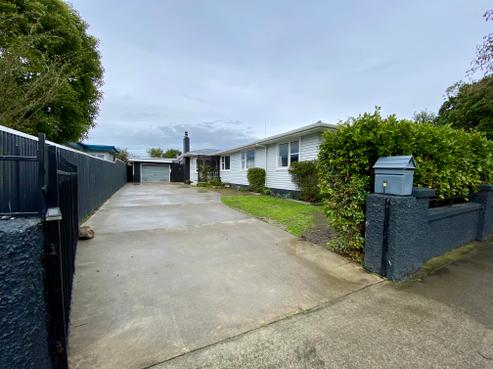 1020 Tremaine Avenue, Roslyn
