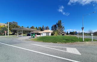 High profile retail/workshop on SH1 