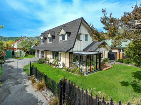 21 Laing Crescent, Heathcote Valley