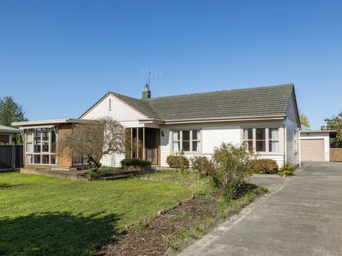 704 Park Road South, Akina