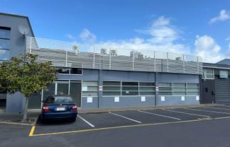 VERSATILE WAREHOUSE / OFFICE WITH 19 PARKS
