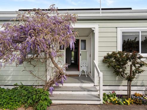 407 French Street, Akina
