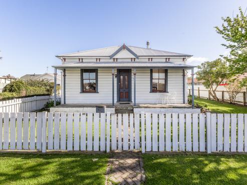815 Clive Street, Akina