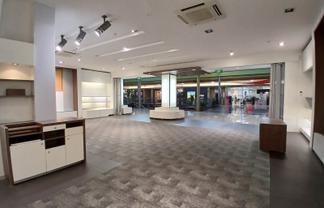 CENTRE STAGE IN THE MALL
