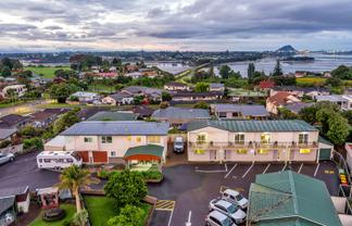 Superior motel on expansive site for sale