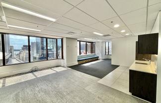 High quality fitted suite on Queen Street