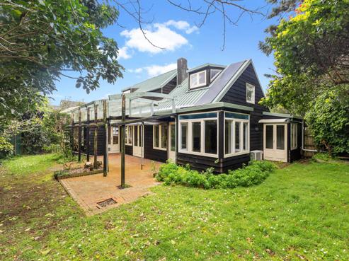 8 Rostrevor Avenue, Epsom