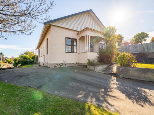 72 Avenue Road, West End
