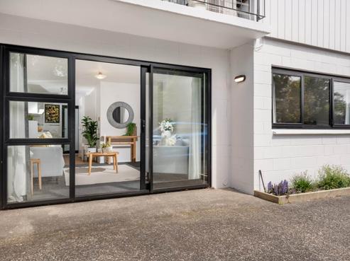 2/767 Beach Road, Browns Bay