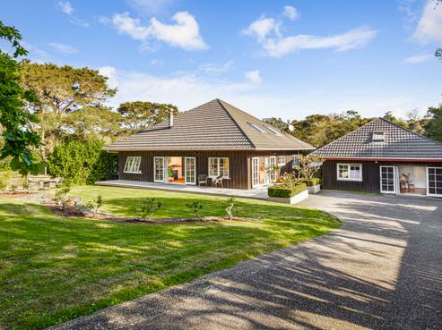 137 Brian Crescent, Stanmore Bay