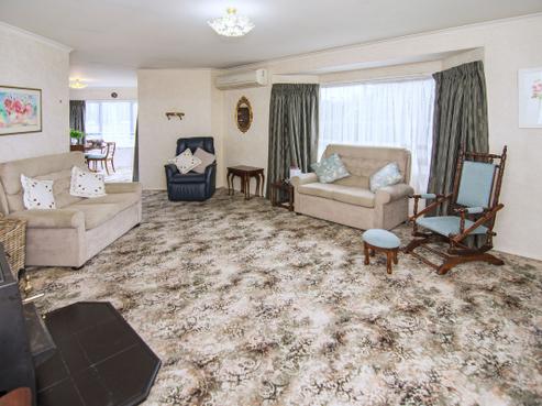 228 High Street North, Carterton